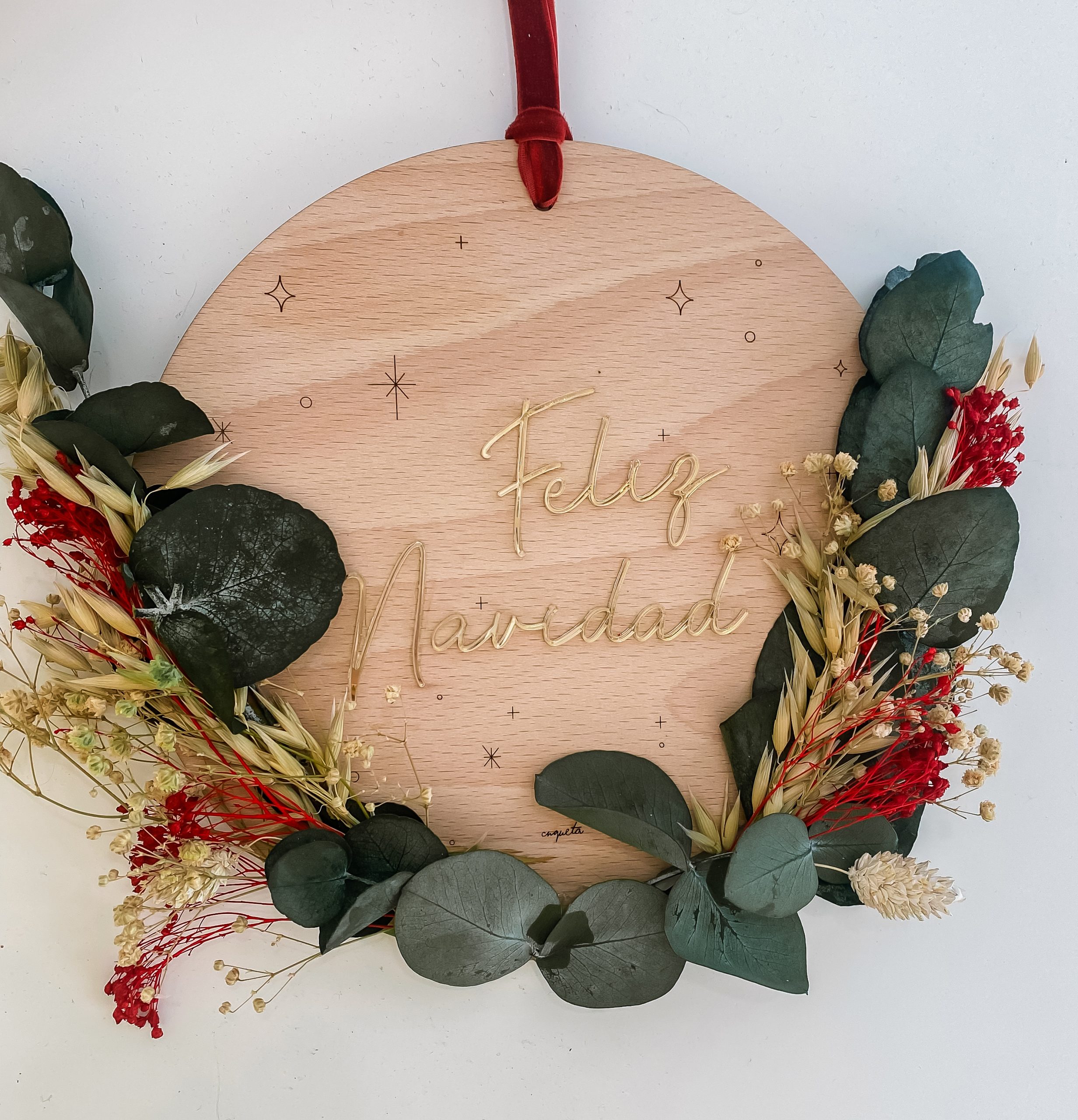 Corona de Navidad de madera con flores preservadas y metacrilato espejo dorado.