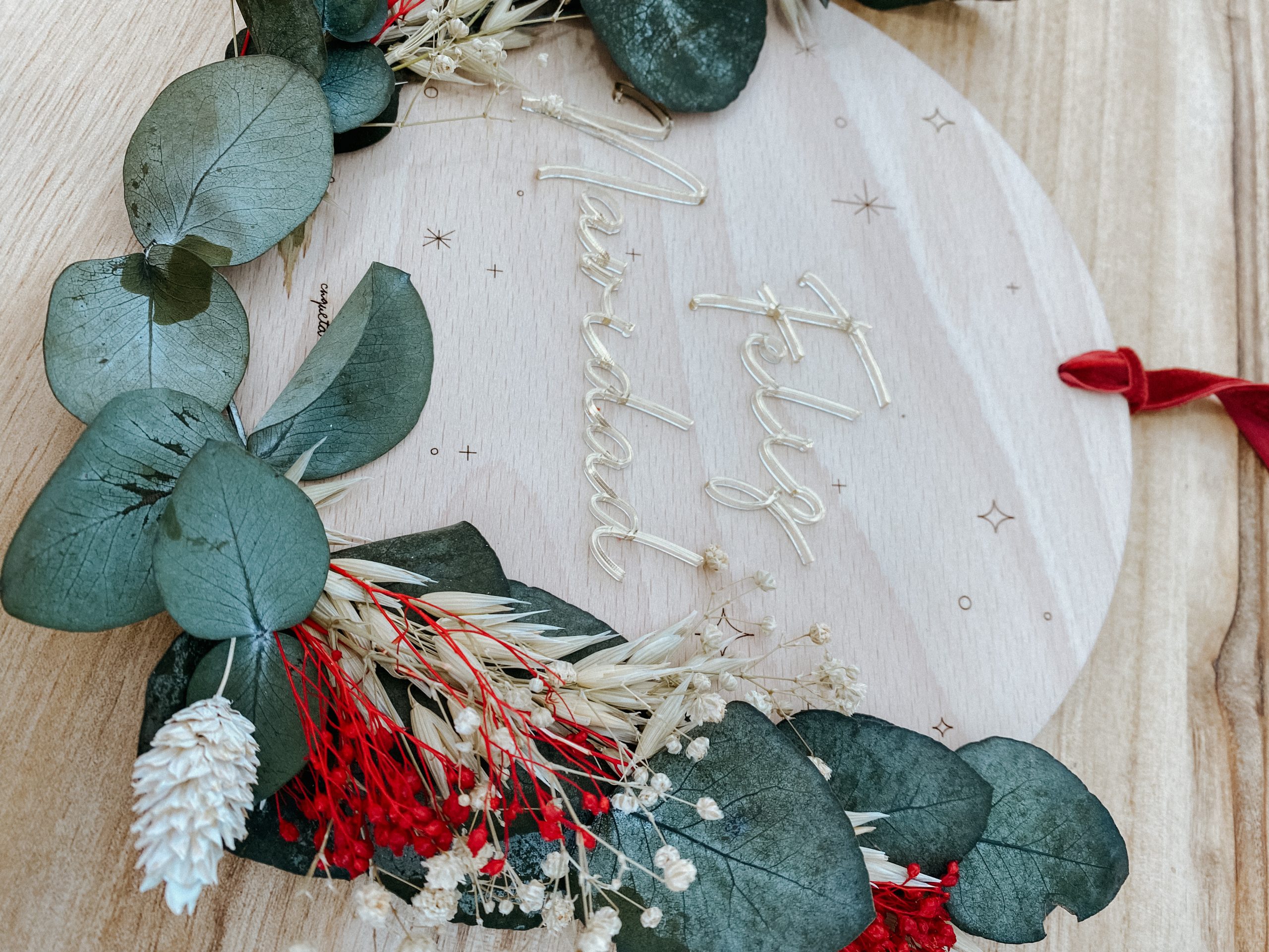 Corona de Navidad de madera con flores preservadas y metacrilato espejo dorado.