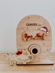 Cámara de madera con detalles navideños, perfecta para decoración y magia en Navidad.