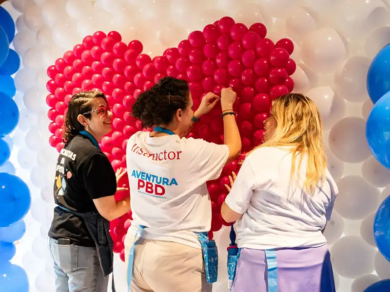 imaxinatia academy creando corazon con globos para photocall