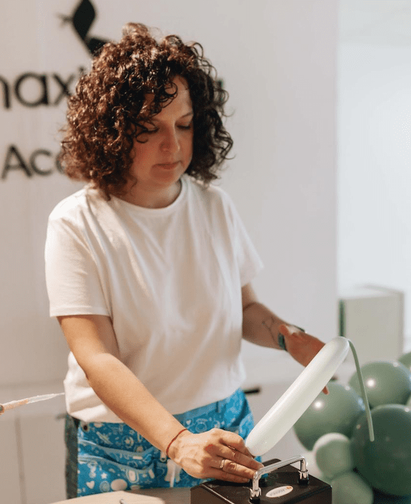 imaxinatia academy creando corazon con globos para photocall